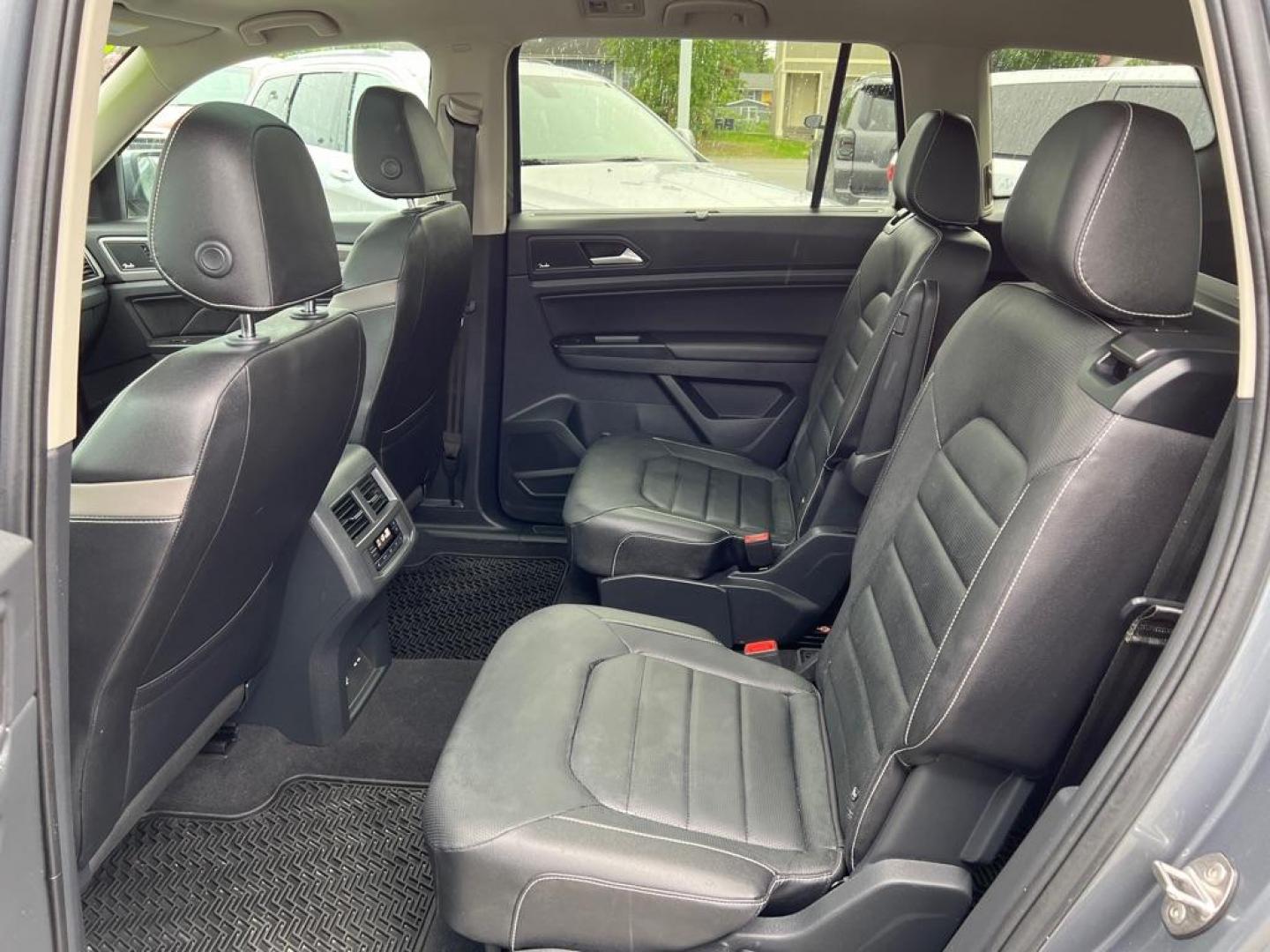 2021 GRAY VOLKSWAGEN ATLAS SEL PREMIUM (1V2TR2CA8MC) with an 3.6L engine, Automatic transmission, located at 929 East 8th Ave, Anchorage, AK, 99501, (907) 274-2277, 61.214783, -149.866074 - Photo#4