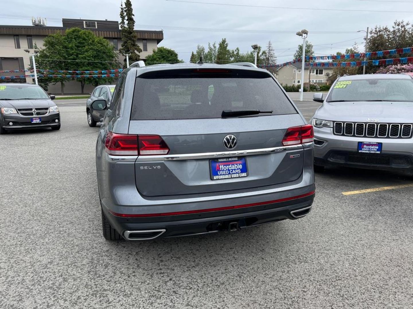 2021 GRAY VOLKSWAGEN ATLAS SEL PREMIUM (1V2TR2CA8MC) with an 3.6L engine, Automatic transmission, located at 929 East 8th Ave, Anchorage, AK, 99501, (907) 274-2277, 61.214783, -149.866074 - Photo#5