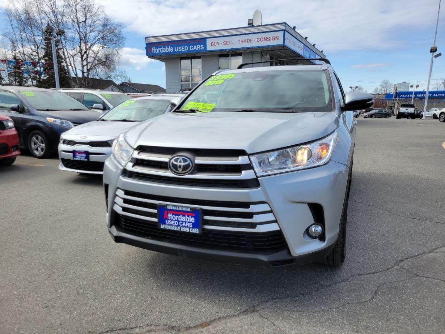 2019 SILVER TOYOTA HIGHLANDER SE (5TDJZRFH3KS) with an 3.5L engine, Automatic transmission, located at 929 East 8th Ave, Anchorage, AK, 99501, (907) 274-2277, 61.214783, -149.866074 - Photo#0