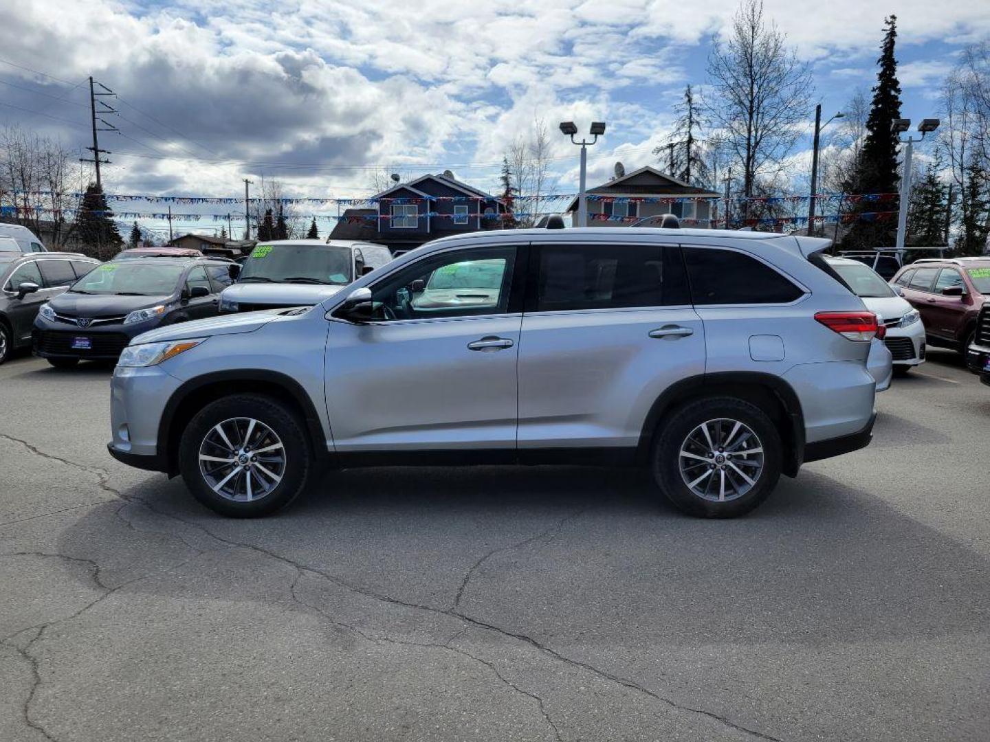 2019 SILVER TOYOTA HIGHLANDER SE (5TDJZRFH3KS) with an 3.5L engine, Automatic transmission, located at 929 East 8th Ave, Anchorage, AK, 99501, (907) 274-2277, 61.214783, -149.866074 - Photo#1