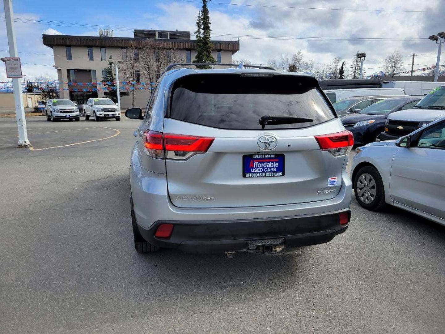 2019 SILVER TOYOTA HIGHLANDER SE (5TDJZRFH3KS) with an 3.5L engine, Automatic transmission, located at 929 East 8th Ave, Anchorage, AK, 99501, (907) 274-2277, 61.214783, -149.866074 - Photo#2