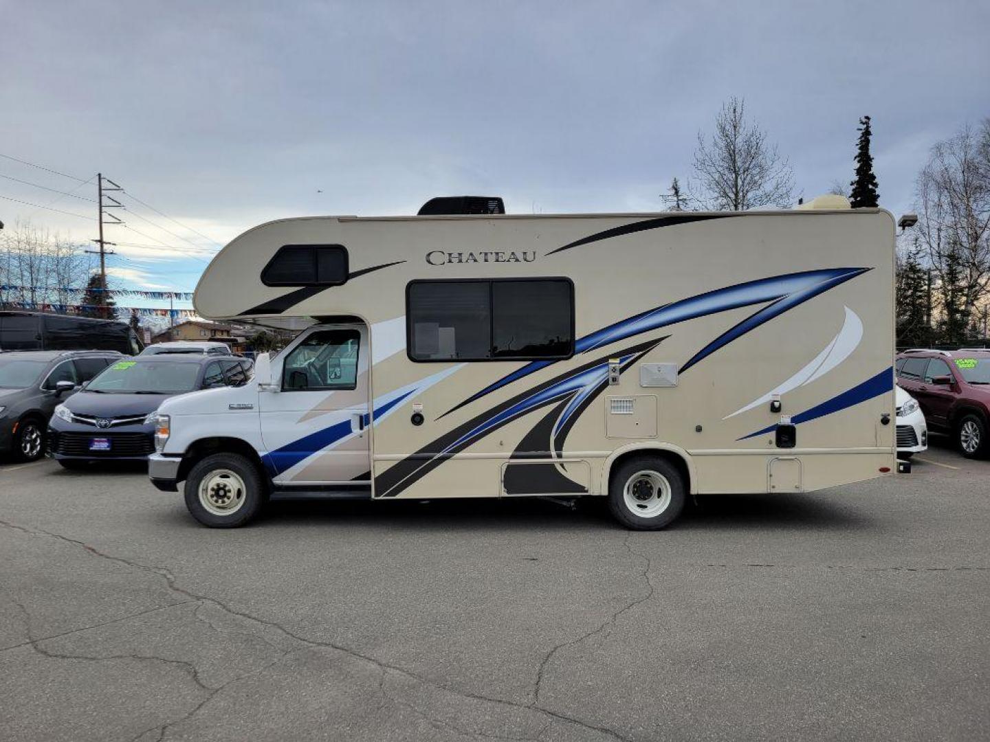 2018 WHITE THOR CHATEAU MOTORHOME (1FDWE3FSXJD) with an 6.8L engine, Automatic transmission, located at 929 East 8th Ave, Anchorage, AK, 99501, (907) 274-2277, 61.214783, -149.866074 - Photo#2