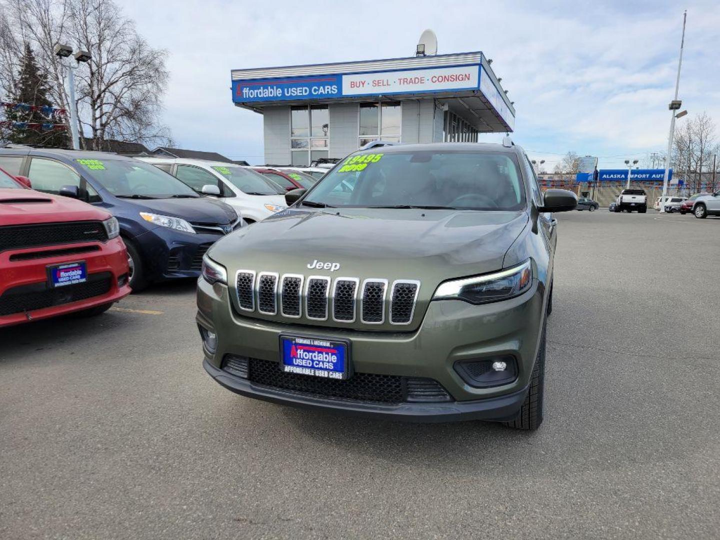 2019 GREEN JEEP CHEROKEE LATITUDE (1C4PJMCB8KD) with an 2.4L engine, Automatic transmission, located at 929 East 8th Ave, Anchorage, AK, 99501, (907) 274-2277, 61.214783, -149.866074 - Photo#0