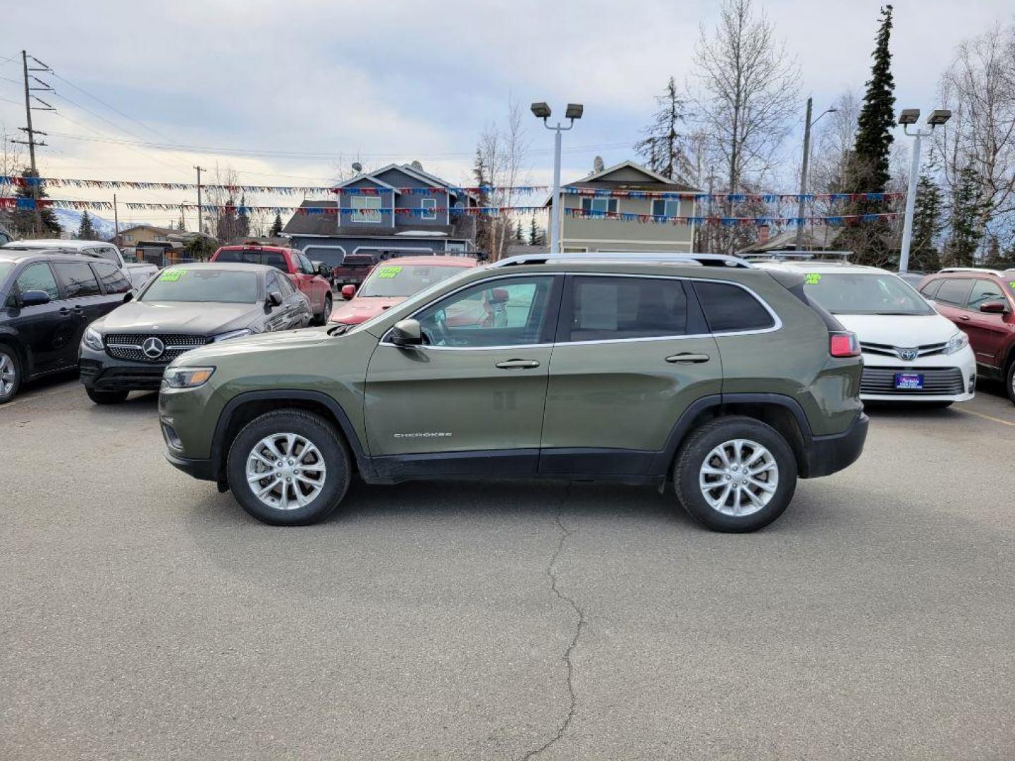 2019 GREEN JEEP CHEROKEE LATITUDE (1C4PJMCB8KD) with an 2.4L engine, Automatic transmission, located at 929 East 8th Ave, Anchorage, AK, 99501, (907) 274-2277, 61.214783, -149.866074 - Photo#1