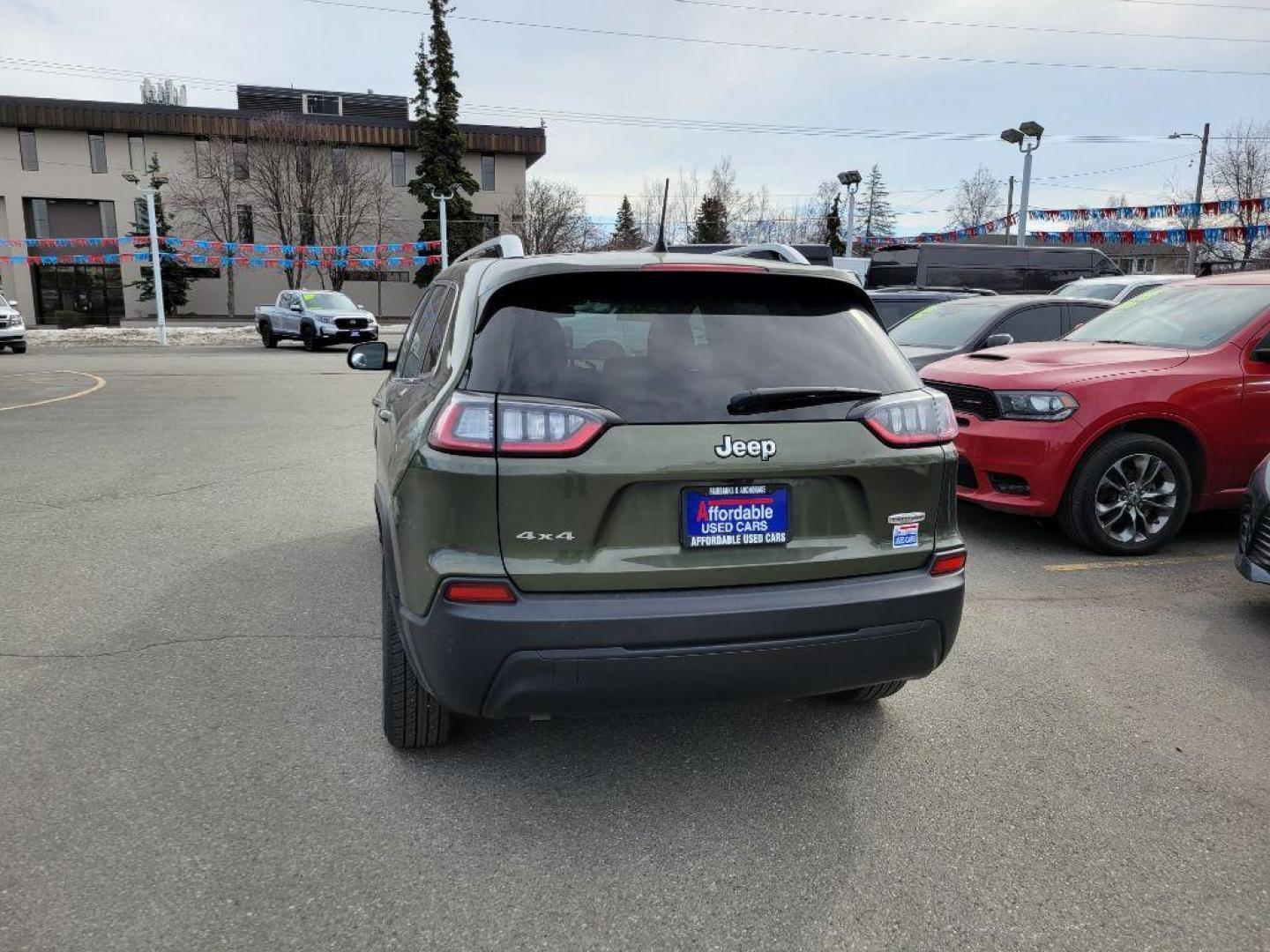 2019 GREEN JEEP CHEROKEE LATITUDE (1C4PJMCB8KD) with an 2.4L engine, Automatic transmission, located at 929 East 8th Ave, Anchorage, AK, 99501, (907) 274-2277, 61.214783, -149.866074 - Photo#2