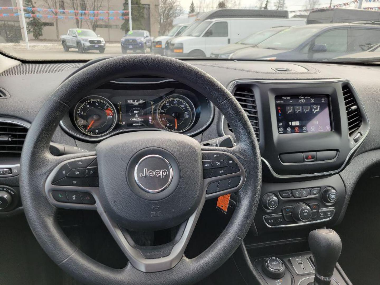 2019 GREEN JEEP CHEROKEE LATITUDE (1C4PJMCB8KD) with an 2.4L engine, Automatic transmission, located at 929 East 8th Ave, Anchorage, AK, 99501, (907) 274-2277, 61.214783, -149.866074 - Photo#4