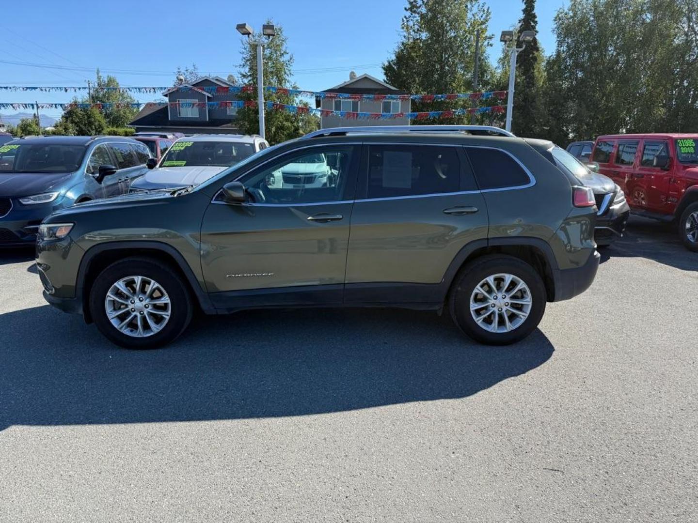 2019 GREEN JEEP CHEROKEE LATITUDE (1C4PJMCB8KD) with an 2.4L engine, Automatic transmission, located at 929 East 8th Ave, Anchorage, AK, 99501, (907) 274-2277, 61.214783, -149.866074 - Photo#1
