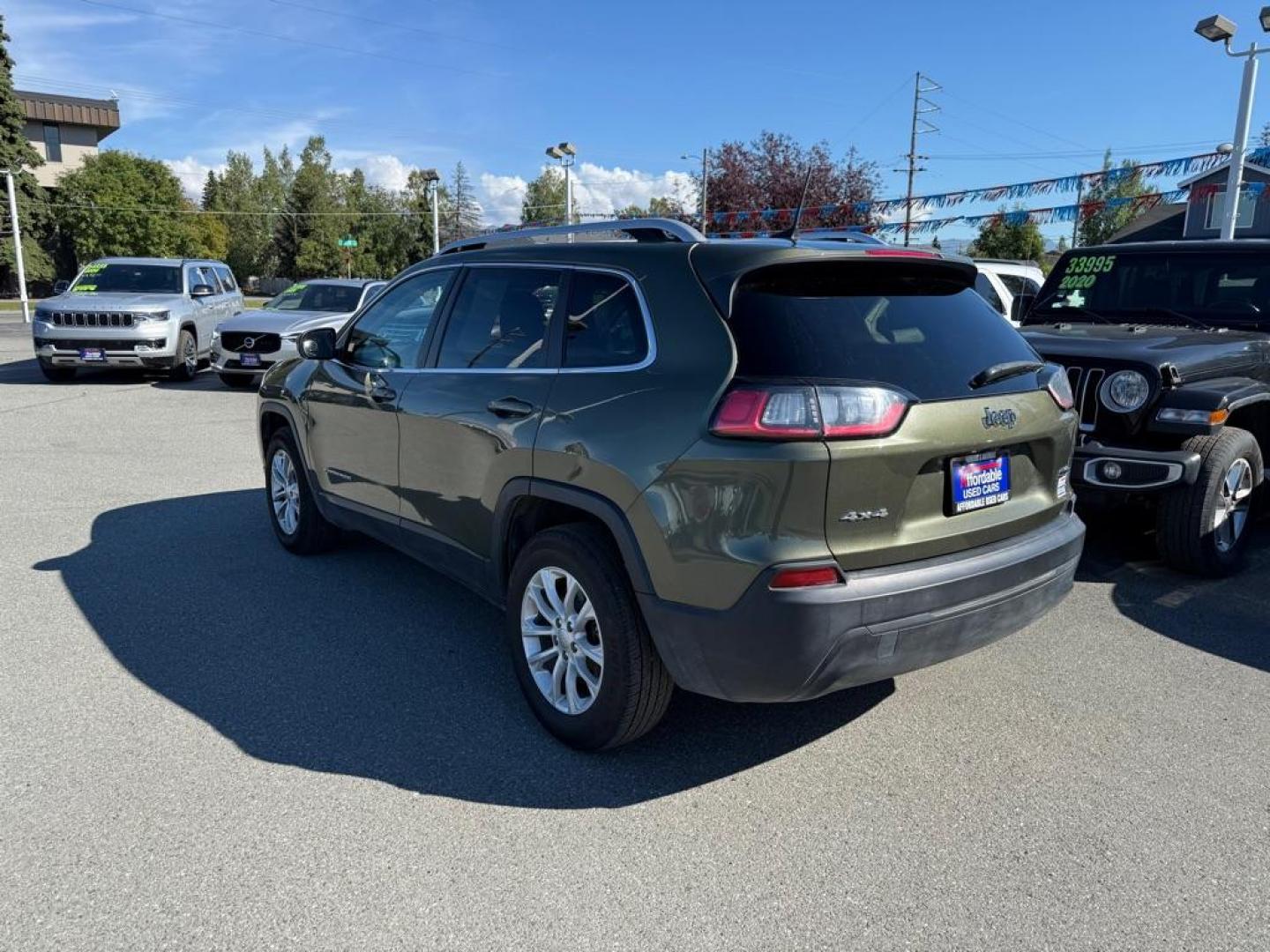 2019 GREEN JEEP CHEROKEE LATITUDE (1C4PJMCB8KD) with an 2.4L engine, Automatic transmission, located at 929 East 8th Ave, Anchorage, AK, 99501, (907) 274-2277, 61.214783, -149.866074 - Photo#2