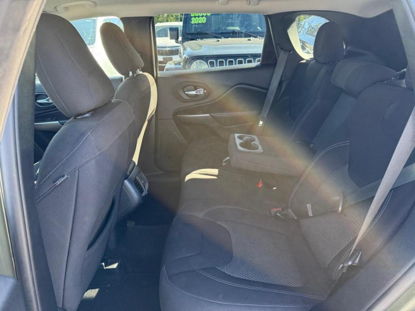 2019 GREEN JEEP CHEROKEE LATITUDE (1C4PJMCB8KD) with an 2.4L engine, Automatic transmission, located at 929 East 8th Ave, Anchorage, AK, 99501, (907) 274-2277, 61.214783, -149.866074 - Photo#3
