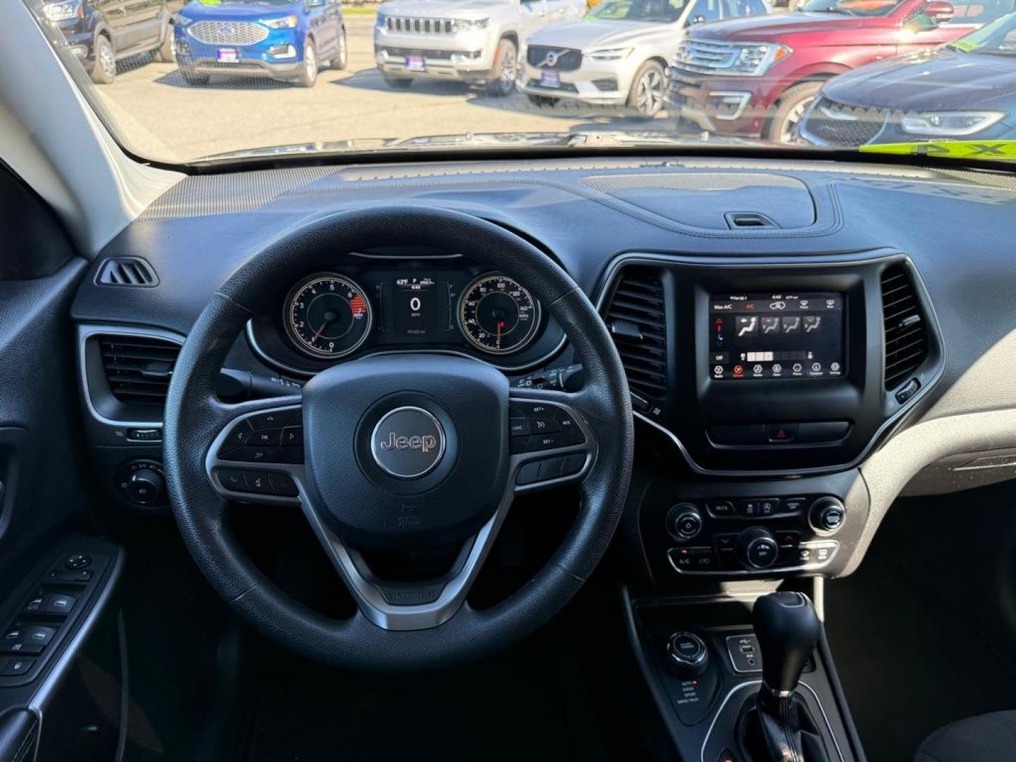 2019 GREEN JEEP CHEROKEE LATITUDE (1C4PJMCB8KD) with an 2.4L engine, Automatic transmission, located at 929 East 8th Ave, Anchorage, AK, 99501, (907) 274-2277, 61.214783, -149.866074 - Photo#4