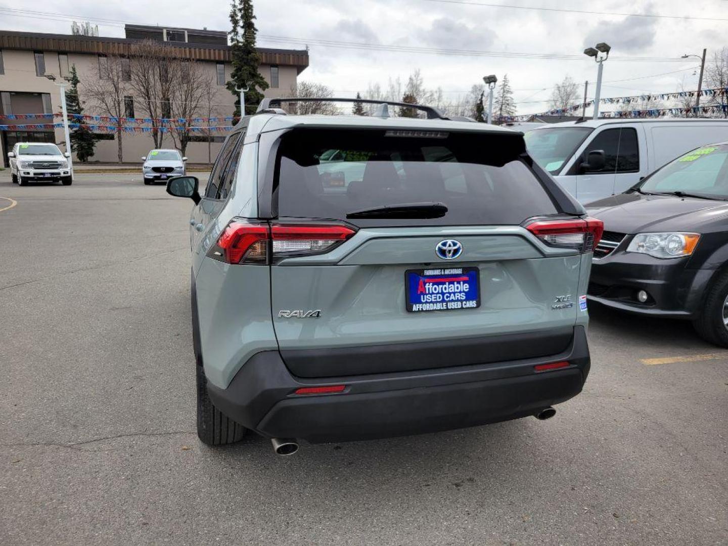 2022 GRY TOYOTA RAV4 XLE (4T3RWRFV5NU) with an 2.5L engine, Continuously Variable transmission, located at 929 East 8th Ave, Anchorage, AK, 99501, (907) 274-2277, 61.214783, -149.866074 - Photo#2