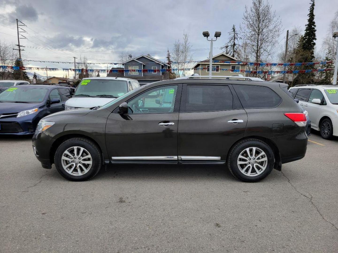 2016 GREEN NISSAN PATHFINDER SL (5N1AR2MM9GC) with an 3.5L engine, Continuously Variable transmission, located at 929 East 8th Ave, Anchorage, AK, 99501, (907) 274-2277, 61.214783, -149.866074 - Photo#1