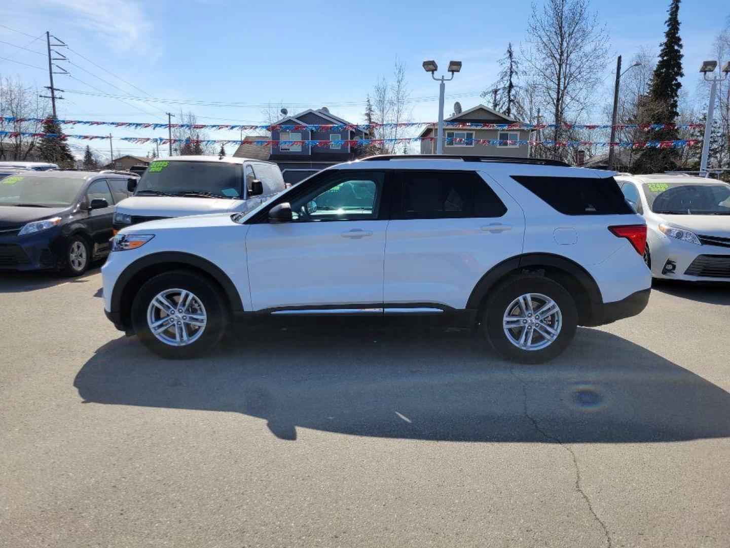 2021 WHITE FORD EXPLORER XLT (1FMSK8DH5MG) with an 2.3L engine, Automatic transmission, located at 929 East 8th Ave, Anchorage, AK, 99501, (907) 274-2277, 61.214783, -149.866074 - Photo#1