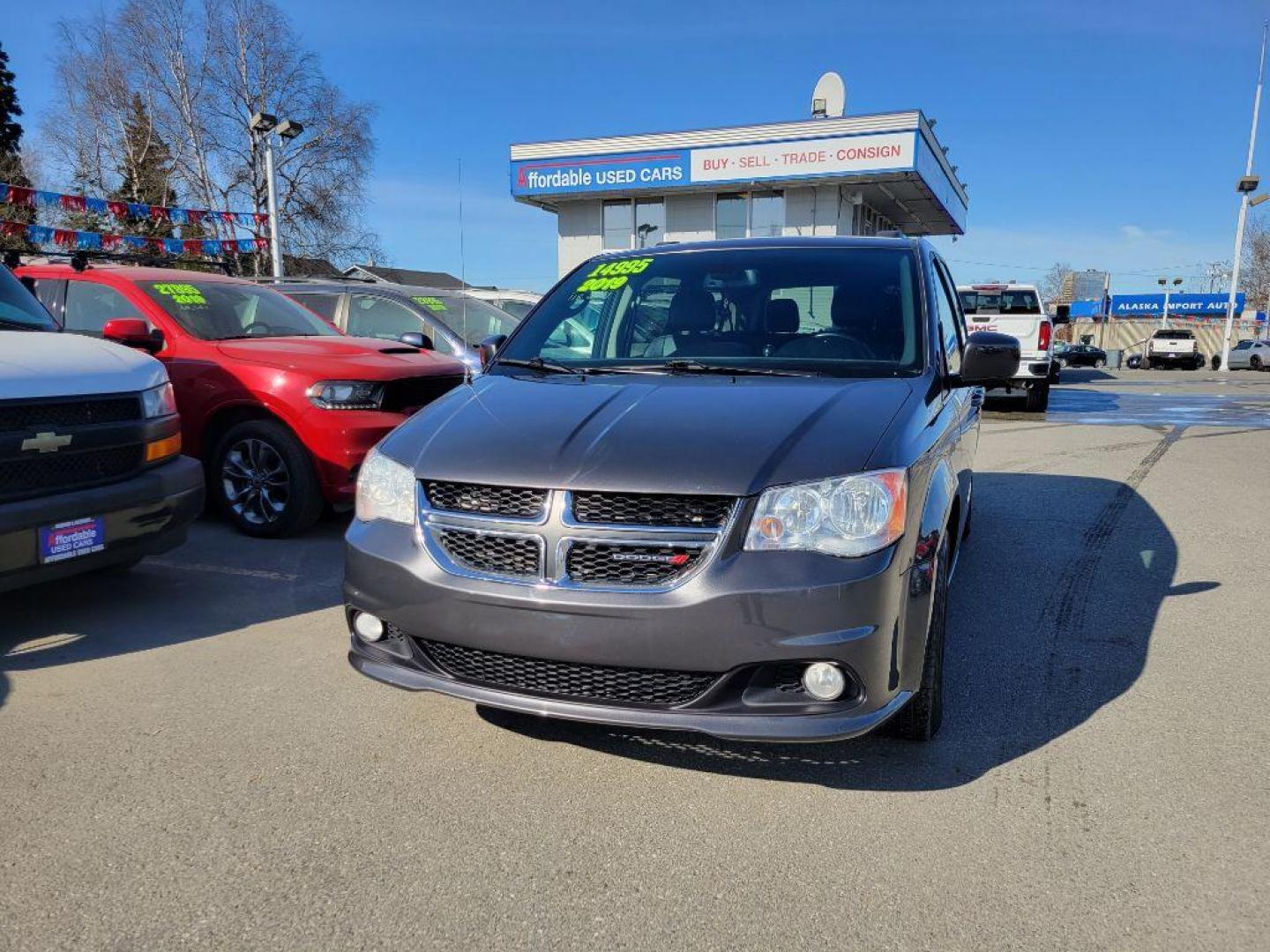 2019 GREY DODGE GRAND CARAVAN SXT (2C4RDGCG6KR) with an 3.6L engine, Automatic transmission, located at 929 East 8th Ave, Anchorage, AK, 99501, (907) 274-2277, 61.214783, -149.866074 - Photo#0