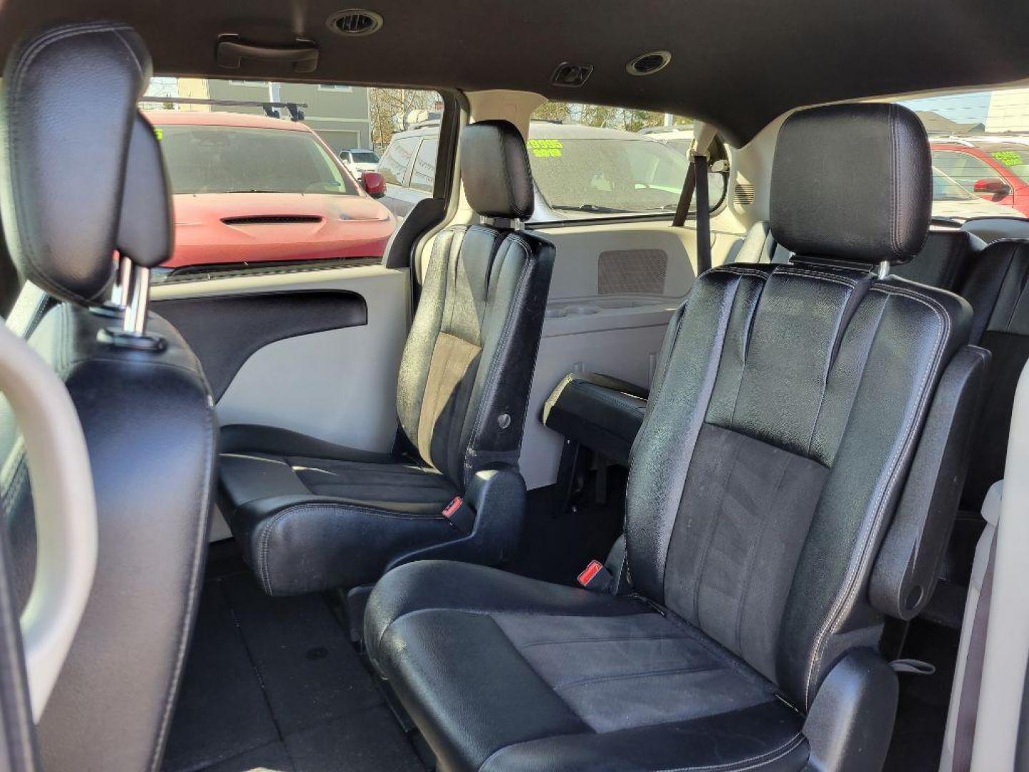 2019 GREY DODGE GRAND CARAVAN SXT (2C4RDGCG6KR) with an 3.6L engine, Automatic transmission, located at 929 East 8th Ave, Anchorage, AK, 99501, (907) 274-2277, 61.214783, -149.866074 - Photo#3