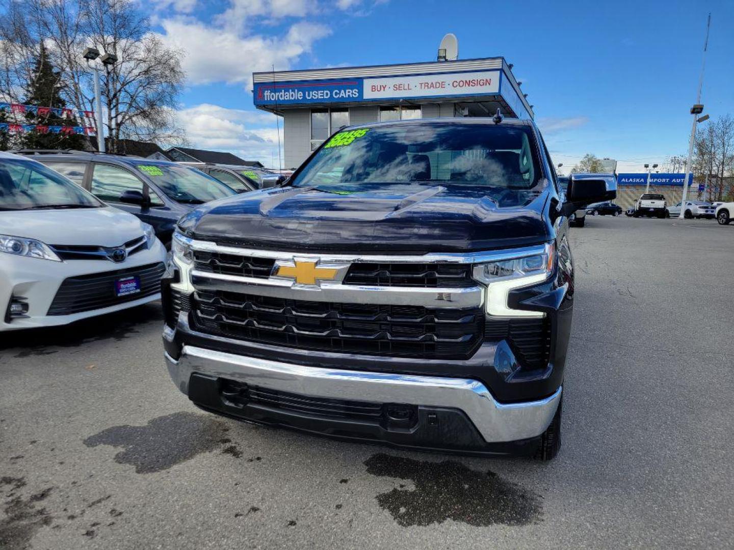 2023 GRAY CHEVROLET SILVERADO 1500 LT (1GCUDDEDXPZ) with an 5.3L engine, Automatic transmission, located at 929 East 8th Ave, Anchorage, AK, 99501, (907) 274-2277, 61.214783, -149.866074 - Photo#0