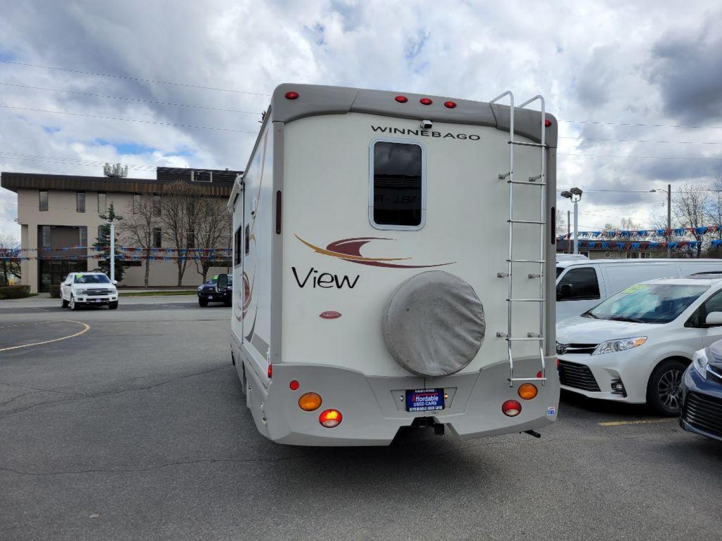 2008 WHITE WINNEBAGO VIEW 24H 3500 (WDXPF445479) with an 3.0L engine, Automatic transmission, located at 929 East 8th Ave, Anchorage, AK, 99501, (907) 274-2277, 61.214783, -149.866074 - Photo#2