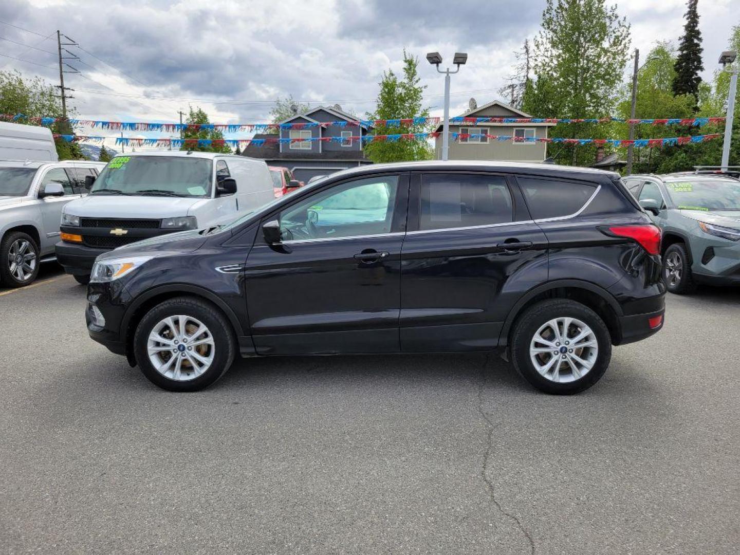 2019 BLACK FORD ESCAPE SE (1FMCU9GD1KU) with an 1.5L engine, Automatic transmission, located at 929 East 8th Ave, Anchorage, AK, 99501, (907) 274-2277, 61.214783, -149.866074 - Photo#1