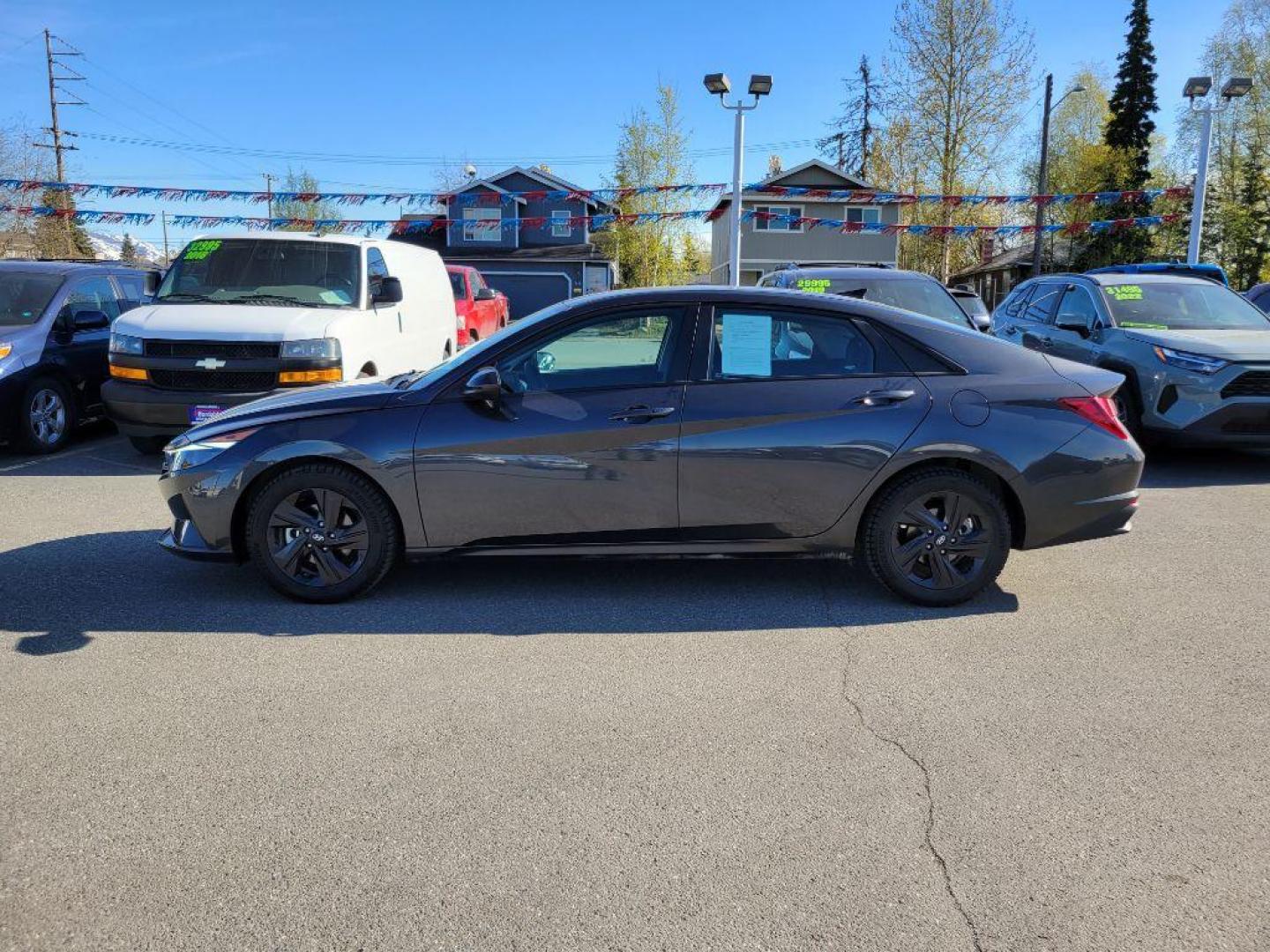 2022 GRAY HYUNDAI ELANTRA SEL (5NPLM4AG6NH) with an 2.0L engine, Continuously Variable transmission, located at 929 East 8th Ave, Anchorage, AK, 99501, (907) 274-2277, 61.214783, -149.866074 - Photo#1