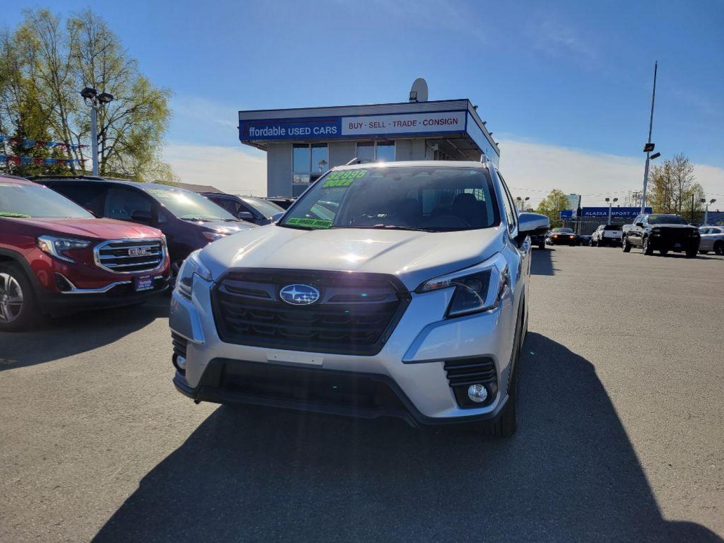 2022 GRY SUBARU FORESTER LIMITED (JF2SKAPC8NH) with an 2.5L engine, Automatic transmission, located at 929 East 8th Ave, Anchorage, AK, 99501, (907) 274-2277, 61.214783, -149.866074 - Photo#0