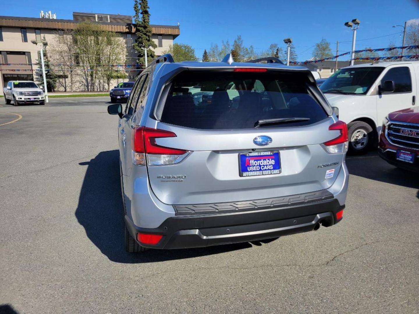 2022 GRY SUBARU FORESTER LIMITED (JF2SKAPC8NH) with an 2.5L engine, Automatic transmission, located at 929 East 8th Ave, Anchorage, AK, 99501, (907) 274-2277, 61.214783, -149.866074 - Photo#2