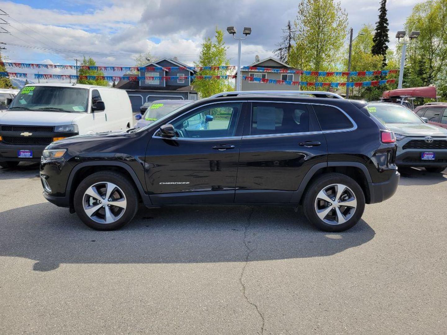 2021 BLACK JEEP CHEROKEE LIMITED (1C4PJMDX6MD) with an 3.2L engine, Automatic transmission, located at 929 East 8th Ave, Anchorage, AK, 99501, (907) 274-2277, 61.214783, -149.866074 - Photo#1