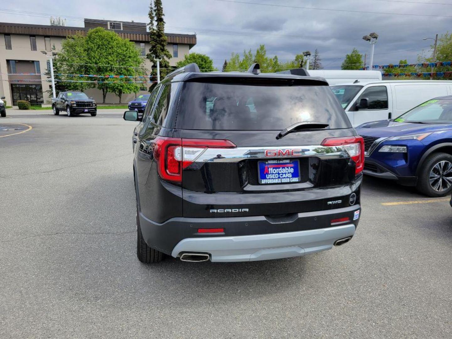 2022 BLACK GMC ACADIA SLT (1GKKNUL48NZ) with an 2.0L engine, Automatic transmission, located at 929 East 8th Ave, Anchorage, AK, 99501, (907) 274-2277, 61.214783, -149.866074 - Photo#2