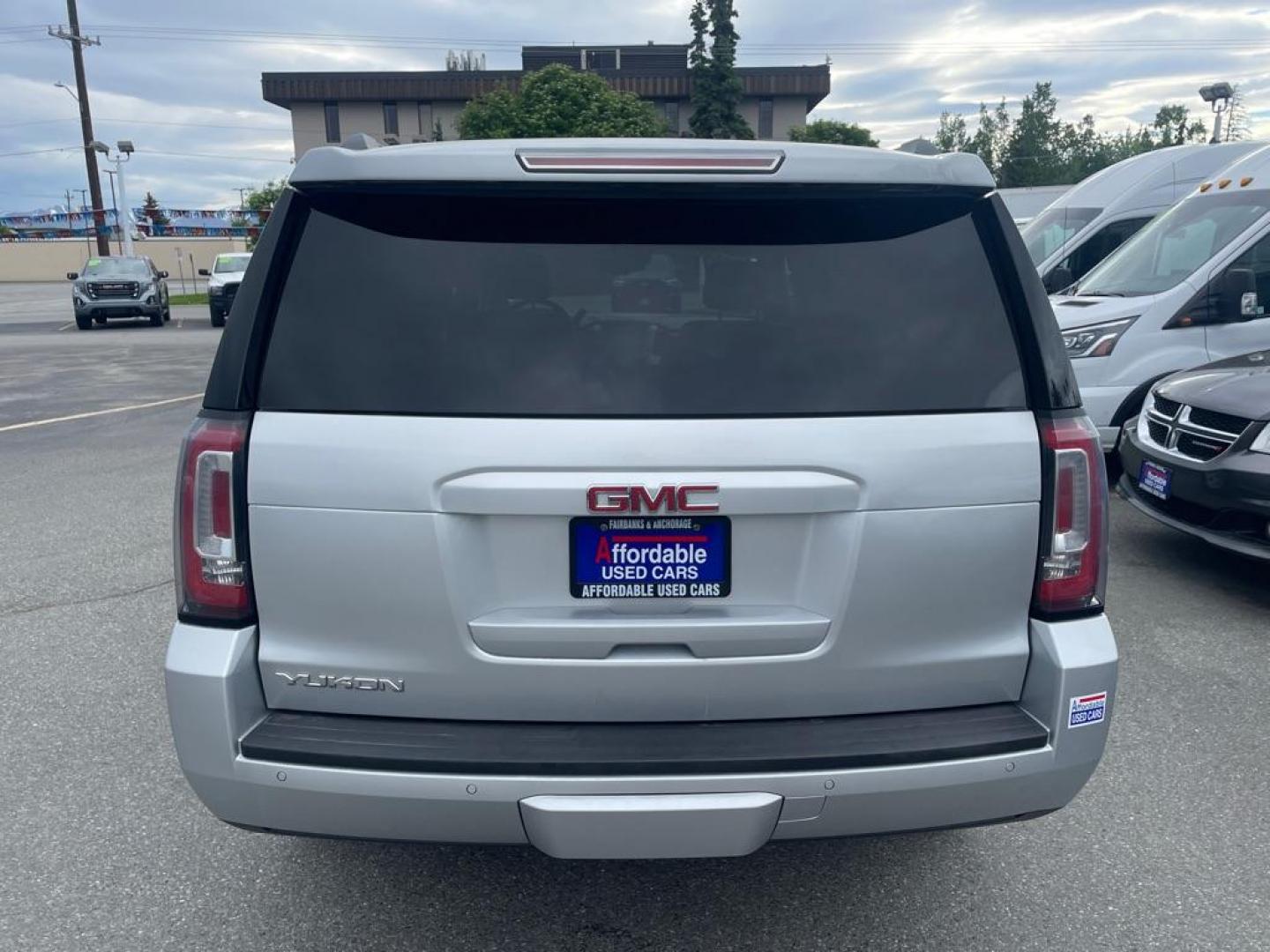 2018 SILVER GMC YUKON SLT (1GKS2BKC0JR) with an 5.3L engine, Automatic transmission, located at 929 East 8th Ave, Anchorage, AK, 99501, (907) 274-2277, 61.214783, -149.866074 - Photo#2