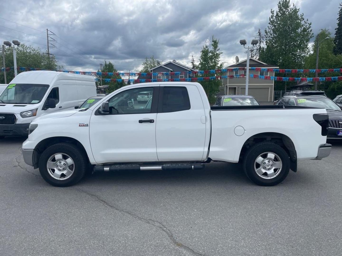 2010 WHITE TOYOTA TUNDRA DOUBLE CAB SR5 (5TFUY5F1XAX) with an 5.7L engine, Automatic transmission, located at 929 East 8th Ave, Anchorage, AK, 99501, (907) 274-2277, 61.214783, -149.866074 - Photo#1