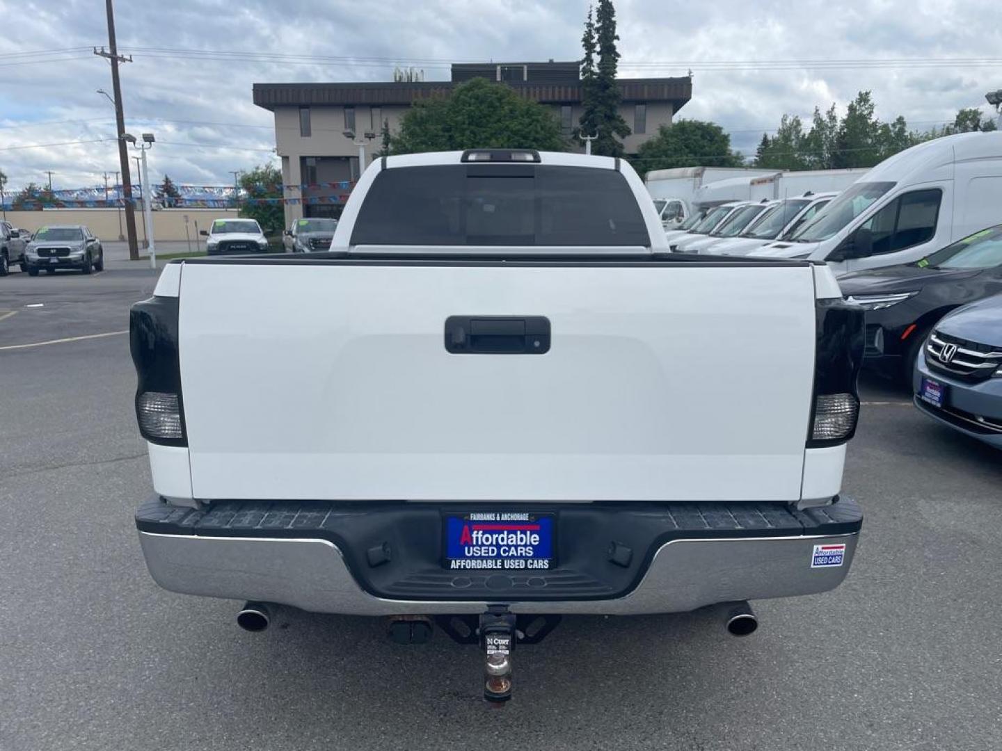 2010 WHITE TOYOTA TUNDRA DOUBLE CAB SR5 (5TFUY5F1XAX) with an 5.7L engine, Automatic transmission, located at 929 East 8th Ave, Anchorage, AK, 99501, (907) 274-2277, 61.214783, -149.866074 - Photo#2