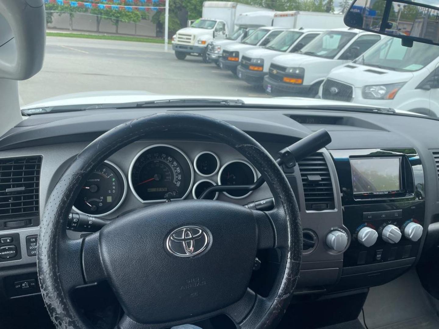 2010 WHITE TOYOTA TUNDRA DOUBLE CAB SR5 (5TFUY5F1XAX) with an 5.7L engine, Automatic transmission, located at 929 East 8th Ave, Anchorage, AK, 99501, (907) 274-2277, 61.214783, -149.866074 - Photo#4