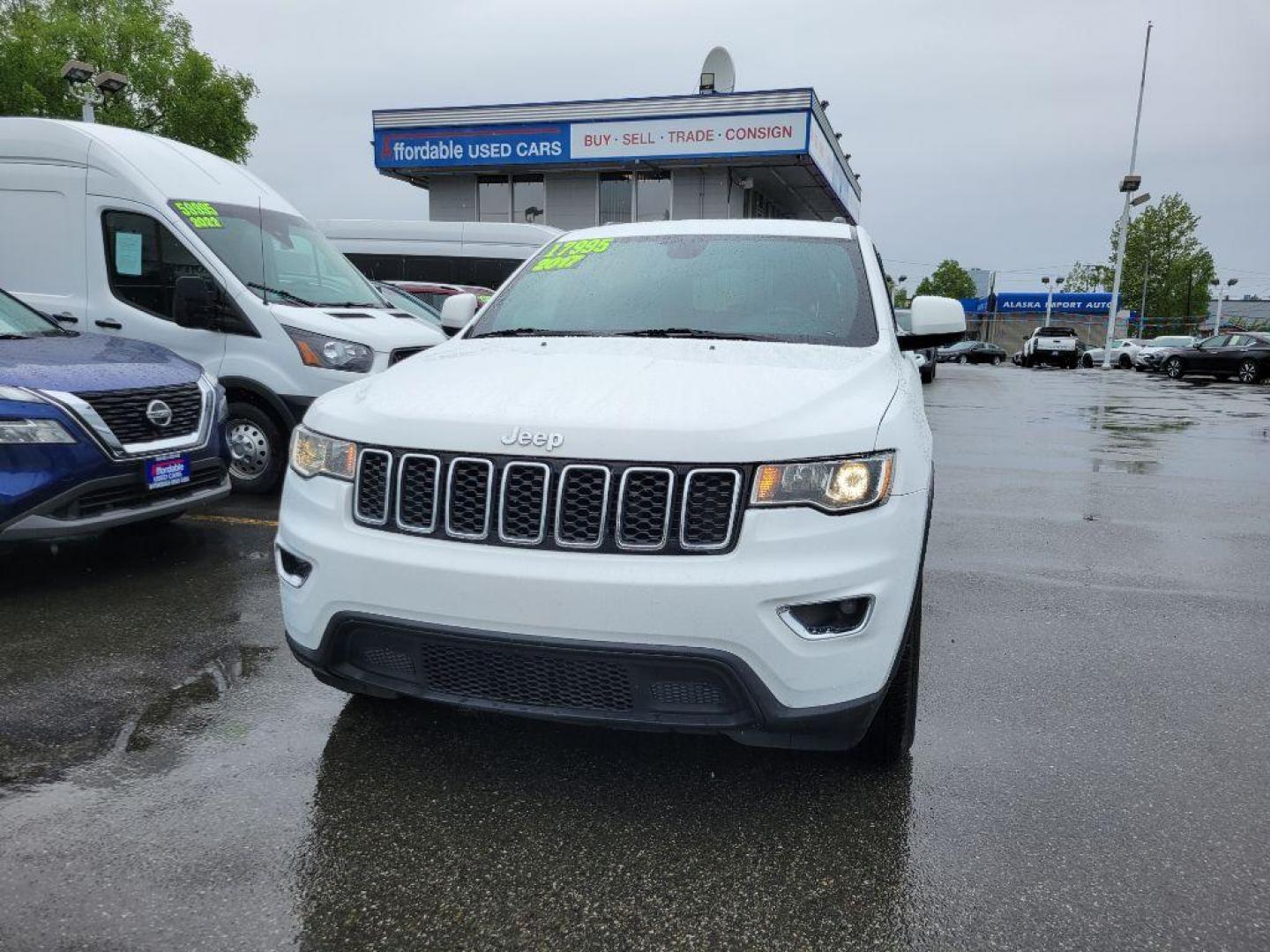 2017 WHITE JEEP GRAND CHEROKEE LAREDO (1C4RJFAG3HC) with an 3.6L engine, Automatic transmission, located at 929 East 8th Ave, Anchorage, AK, 99501, (907) 274-2277, 61.214783, -149.866074 - Photo#0