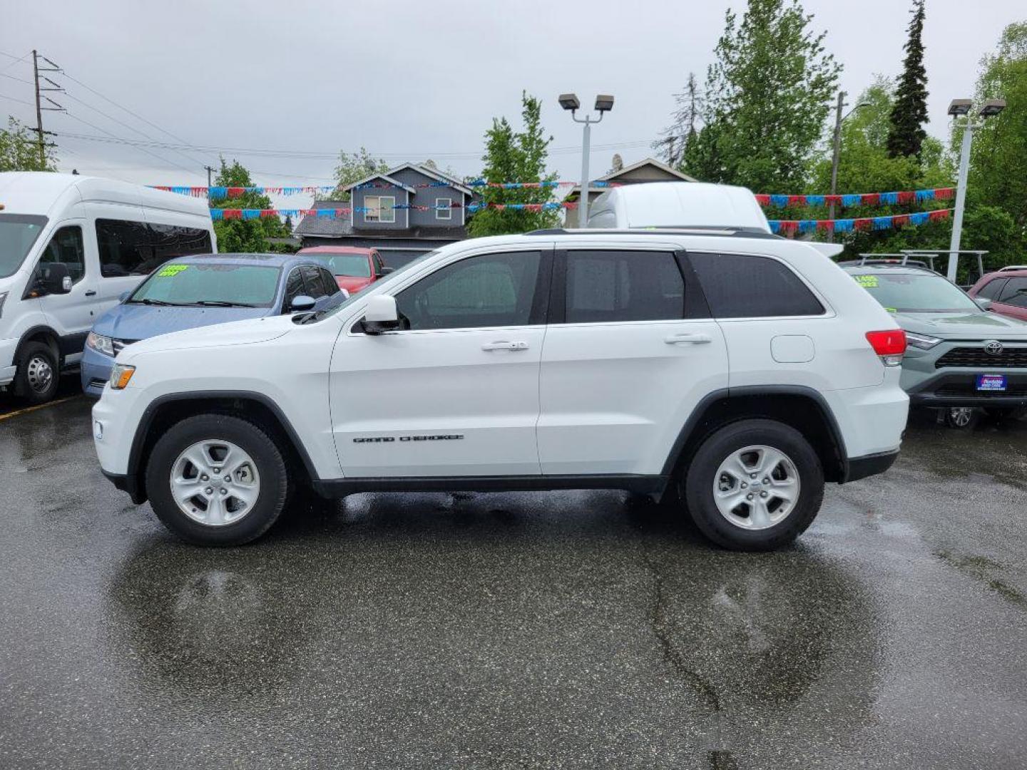 2017 WHITE JEEP GRAND CHEROKEE LAREDO (1C4RJFAG3HC) with an 3.6L engine, Automatic transmission, located at 929 East 8th Ave, Anchorage, AK, 99501, (907) 274-2277, 61.214783, -149.866074 - Photo#1