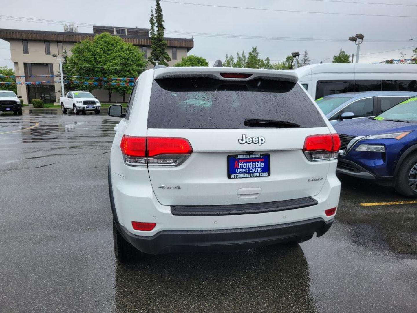 2017 WHITE JEEP GRAND CHEROKEE LAREDO (1C4RJFAG3HC) with an 3.6L engine, Automatic transmission, located at 929 East 8th Ave, Anchorage, AK, 99501, (907) 274-2277, 61.214783, -149.866074 - Photo#2