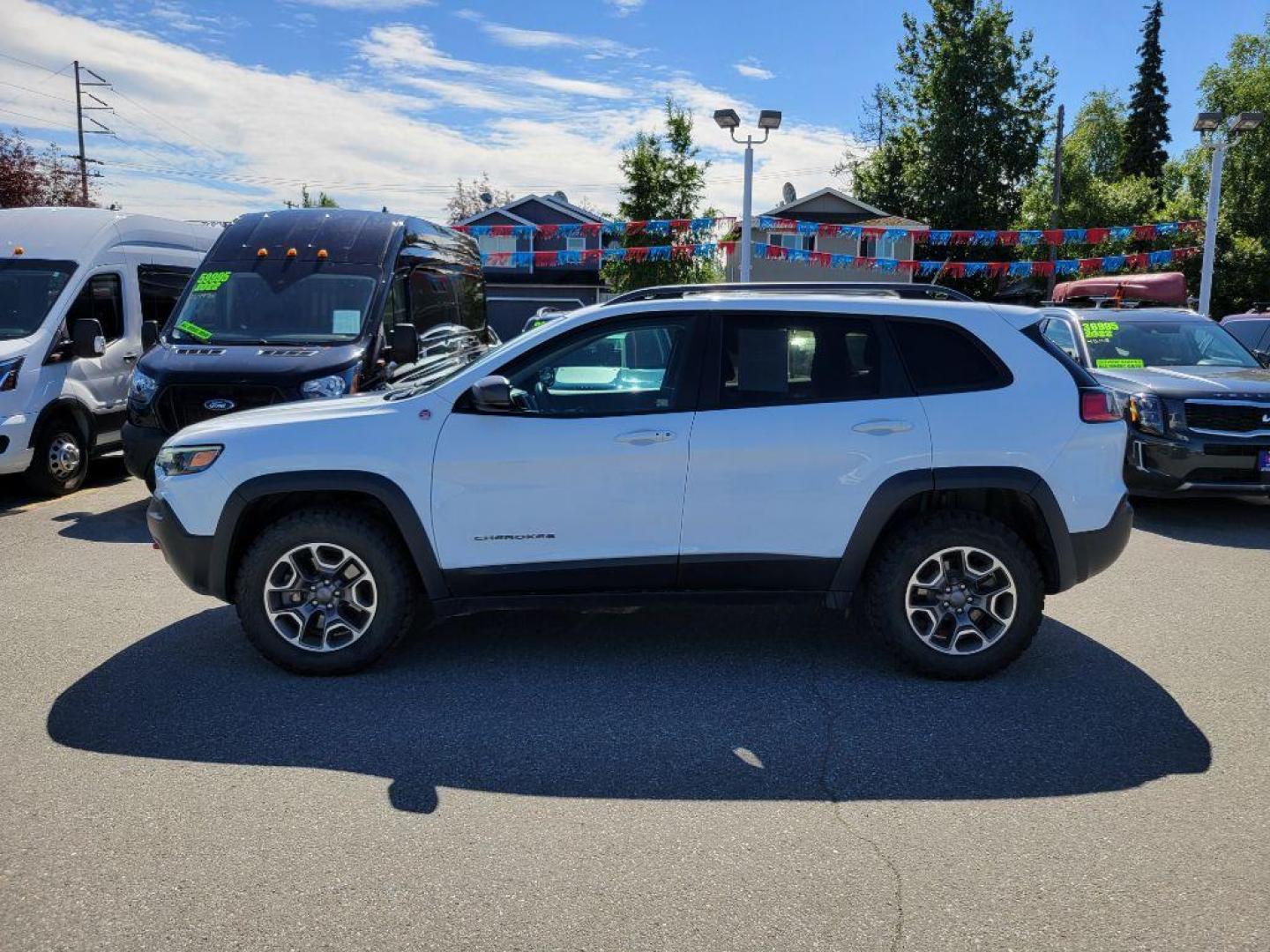 2020 WHITE JEEP CHEROKEE TRAILHAWK (1C4PJMBX6LD) with an 3.2L engine, Automatic transmission, located at 929 East 8th Ave, Anchorage, AK, 99501, (907) 274-2277, 61.214783, -149.866074 - Photo#1