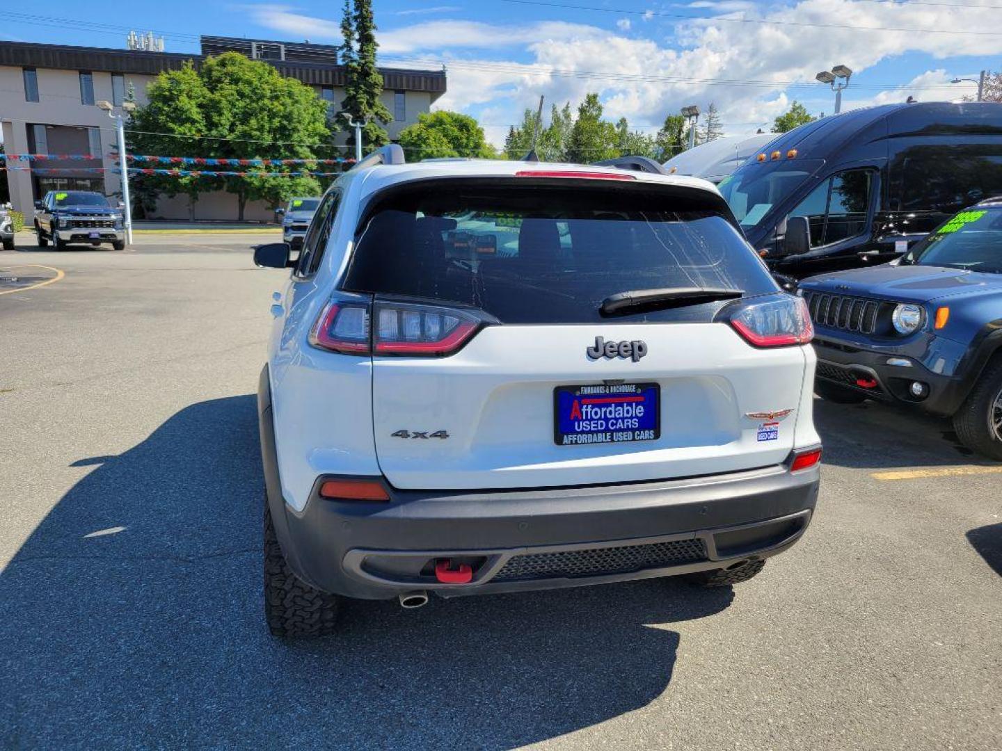 2020 WHITE JEEP CHEROKEE TRAILHAWK (1C4PJMBX6LD) with an 3.2L engine, Automatic transmission, located at 929 East 8th Ave, Anchorage, AK, 99501, (907) 274-2277, 61.214783, -149.866074 - Photo#2