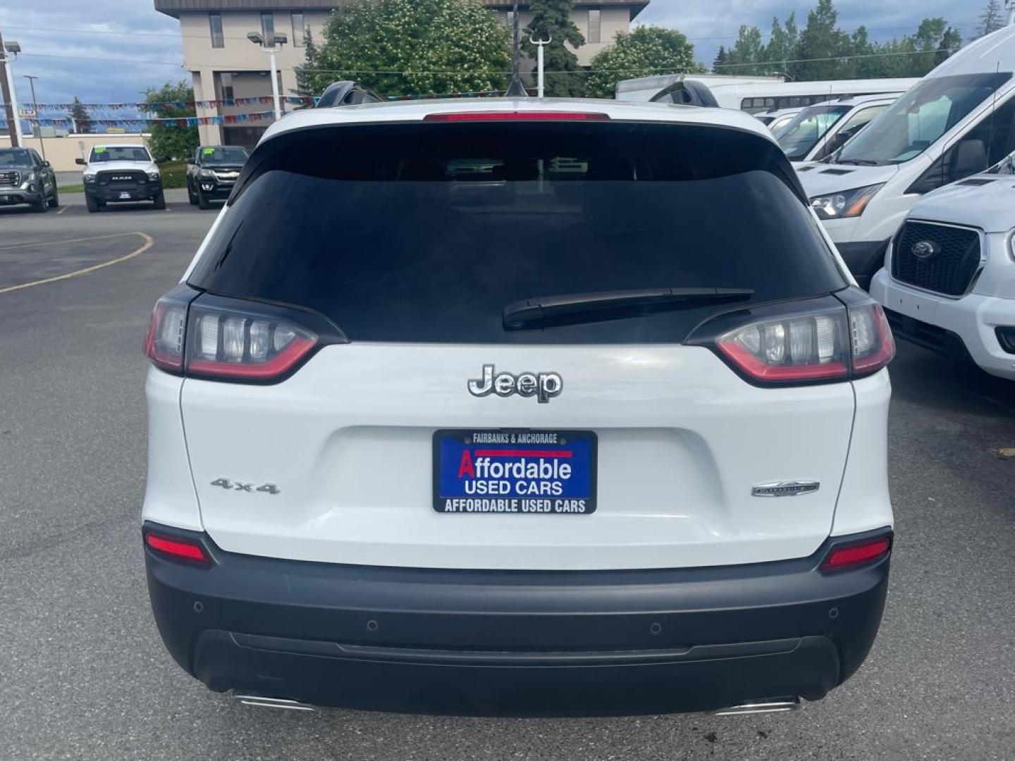 2022 WHITE JEEP CHEROKEE LATITUDE LUX (1C4PJMMX6ND) with an 3.2L engine, Automatic transmission, located at 929 East 8th Ave, Anchorage, AK, 99501, (907) 274-2277, 61.214783, -149.866074 - Photo#2