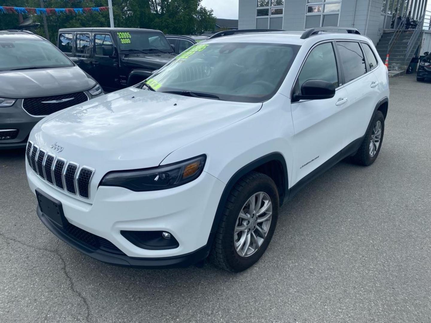 2022 WHITE JEEP CHEROKEE LATITUDE LUX (1C4PJMMX6ND) with an 3.2L engine, Automatic transmission, located at 929 East 8th Ave, Anchorage, AK, 99501, (907) 274-2277, 61.214783, -149.866074 - Photo#0