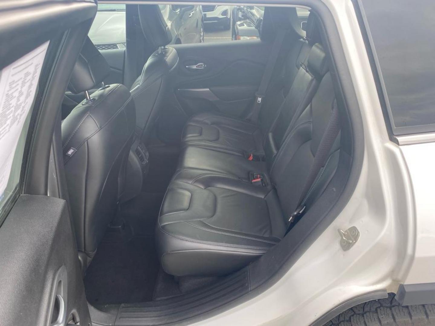 2022 WHITE JEEP CHEROKEE LATITUDE LUX (1C4PJMMX6ND) with an 3.2L engine, Automatic transmission, located at 929 East 8th Ave, Anchorage, AK, 99501, (907) 274-2277, 61.214783, -149.866074 - Photo#3