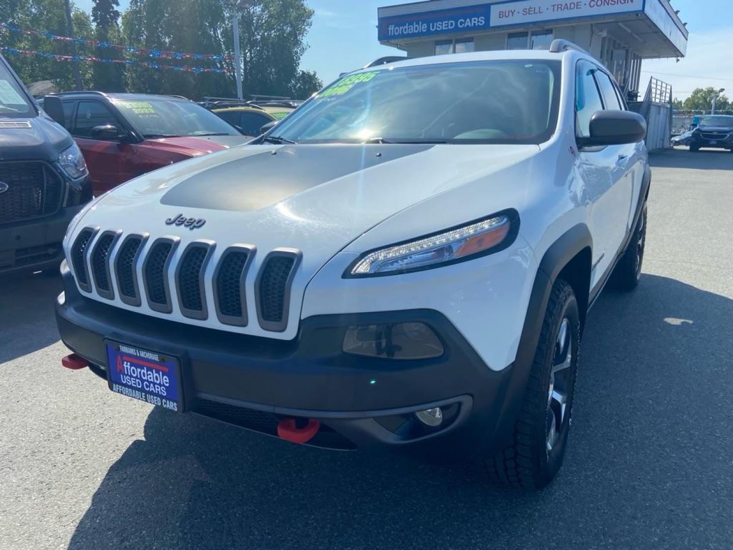 2016 WHITE JEEP CHEROKEE TRAILHAWK (1C4PJMBS4GW) with an 3.2L engine, Automatic transmission, located at 929 East 8th Ave, Anchorage, AK, 99501, (907) 274-2277, 61.214783, -149.866074 - Photo#0