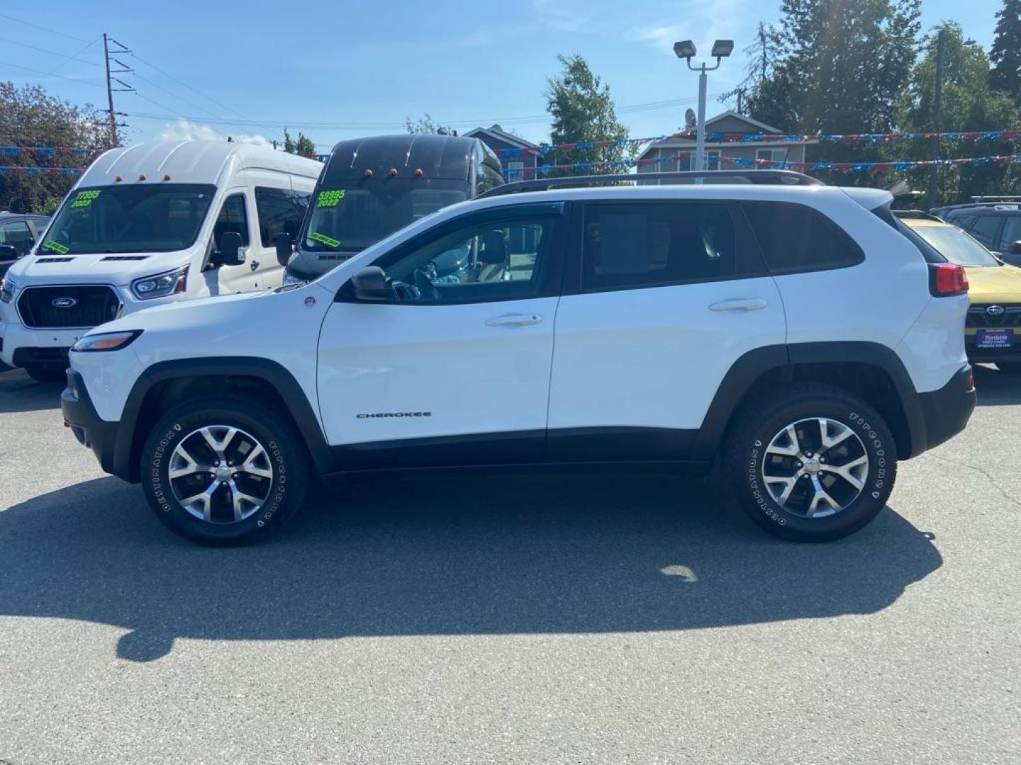 2016 WHITE JEEP CHEROKEE TRAILHAWK (1C4PJMBS4GW) with an 3.2L engine, Automatic transmission, located at 929 East 8th Ave, Anchorage, AK, 99501, (907) 274-2277, 61.214783, -149.866074 - Photo#1