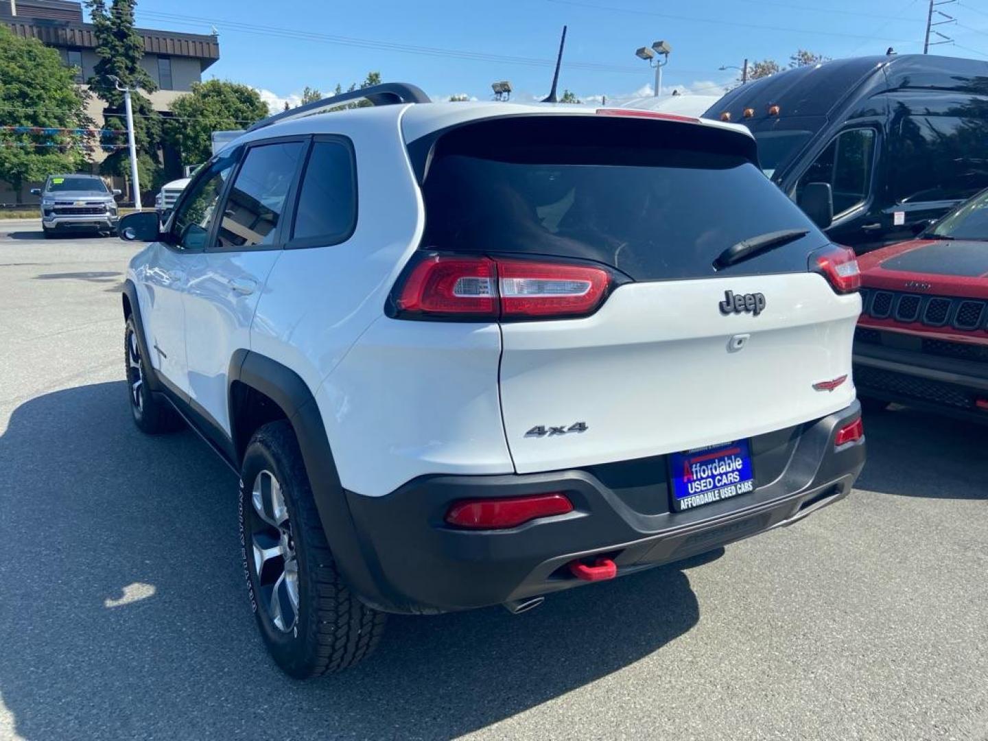 2016 WHITE JEEP CHEROKEE TRAILHAWK (1C4PJMBS4GW) with an 3.2L engine, Automatic transmission, located at 929 East 8th Ave, Anchorage, AK, 99501, (907) 274-2277, 61.214783, -149.866074 - Photo#2