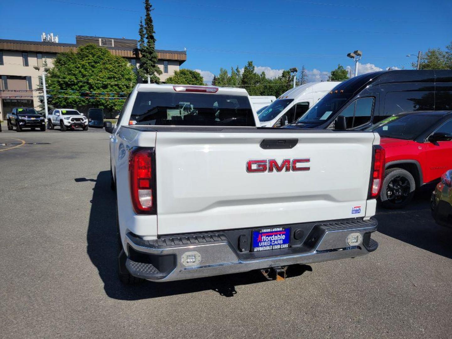 2020 WHITE GMC SIERRA 1500 SLE (3GTU9BED9LG) with an 5.3L engine, Automatic transmission, located at 929 East 8th Ave, Anchorage, AK, 99501, (907) 274-2277, 61.214783, -149.866074 - Photo#2