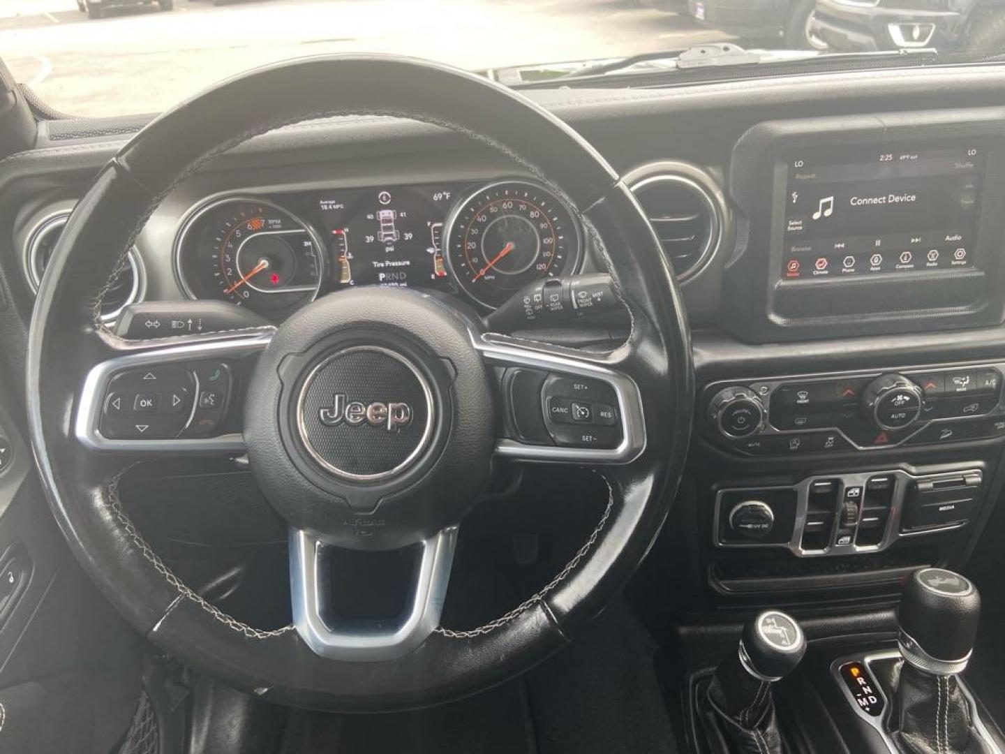 2020 BLACK JEEP WRANGLER UNLIMI SAHARA (1C4HJXEN8LW) with an 2.0L engine, Automatic transmission, located at 929 East 8th Ave, Anchorage, AK, 99501, (907) 274-2277, 61.214783, -149.866074 - Photo#4