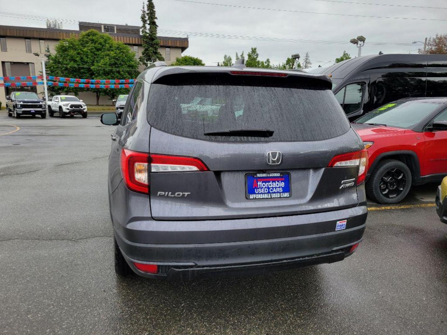 2022 GRAY HONDA PILOT SE (5FNYF6H24NB) with an 3.5L engine, Automatic transmission, located at 929 East 8th Ave, Anchorage, AK, 99501, (907) 274-2277, 61.214783, -149.866074 - Photo#2