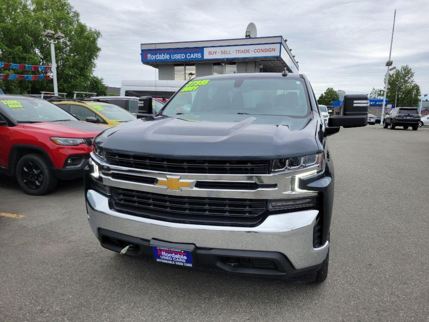 2021 GRAY CHEVROLET SILVERADO 1500 LT (3GCUYDED0MG) with an 5.3L engine, Automatic transmission, located at 929 East 8th Ave, Anchorage, AK, 99501, (907) 274-2277, 61.214783, -149.866074 - Photo#0