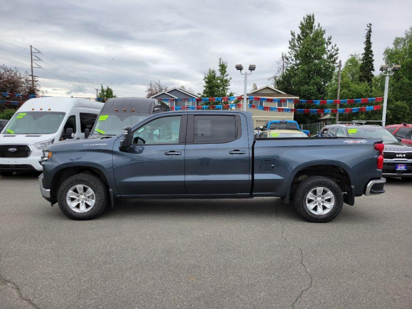 2021 GRAY CHEVROLET SILVERADO 1500 LT (3GCUYDED0MG) with an 5.3L engine, Automatic transmission, located at 929 East 8th Ave, Anchorage, AK, 99501, (907) 274-2277, 61.214783, -149.866074 - Photo#1