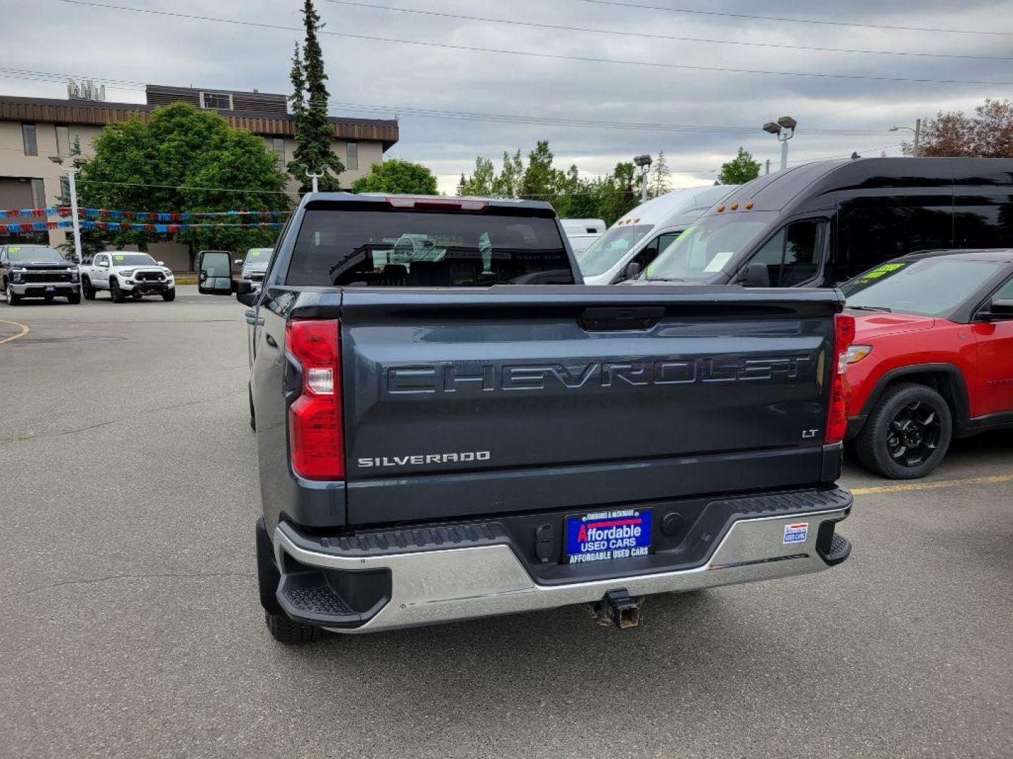 2021 GRAY CHEVROLET SILVERADO 1500 LT (3GCUYDED0MG) with an 5.3L engine, Automatic transmission, located at 929 East 8th Ave, Anchorage, AK, 99501, (907) 274-2277, 61.214783, -149.866074 - Photo#2