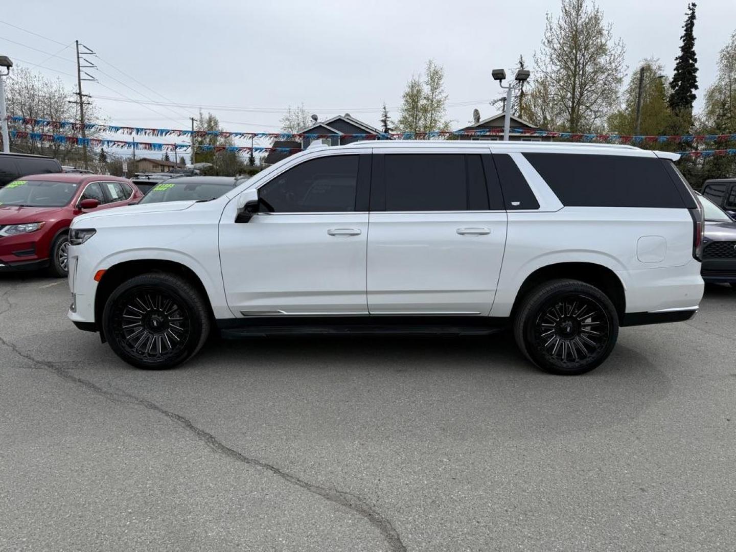 2022 WHITE CADILLAC ESCALADE ESV PREMIUM LUXURY (1GYS4KKL5NR) with an 6.2L engine, Automatic transmission, located at 929 East 8th Ave, Anchorage, AK, 99501, (907) 274-2277, 61.214783, -149.866074 - Photo#1
