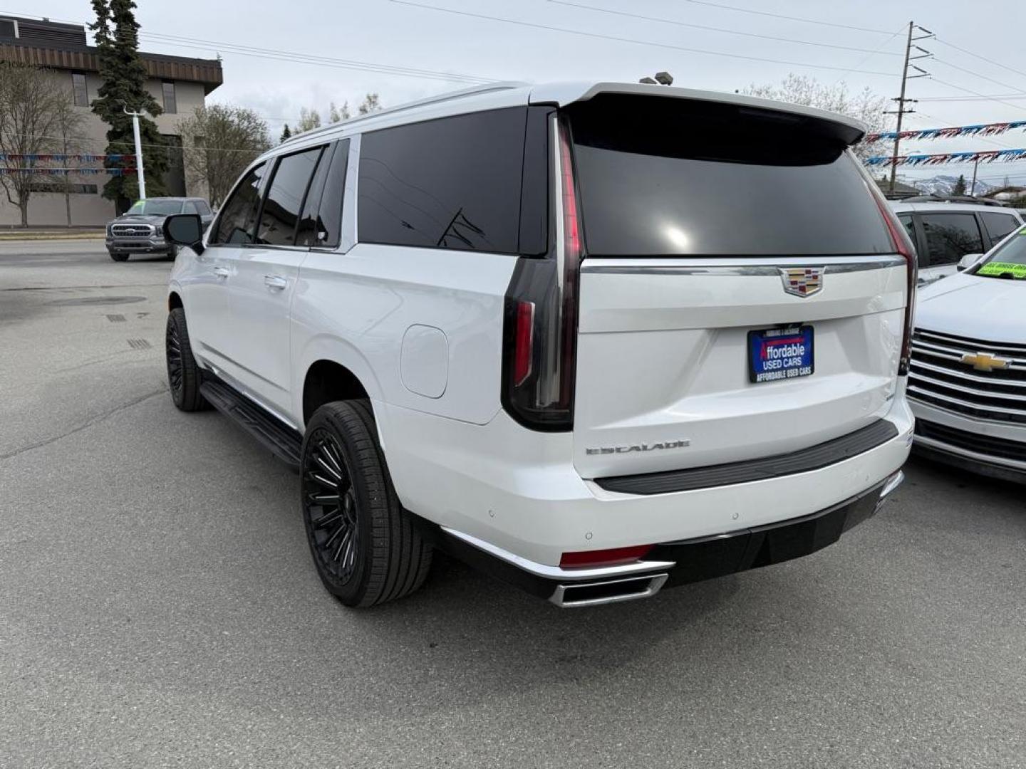 2022 WHITE CADILLAC ESCALADE ESV PREMIUM LUXURY (1GYS4KKL5NR) with an 6.2L engine, Automatic transmission, located at 929 East 8th Ave, Anchorage, AK, 99501, (907) 274-2277, 61.214783, -149.866074 - Photo#2
